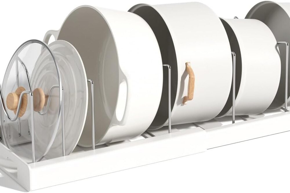 Organizador de panelas: análise de espaço e praticidade no armário após uso.