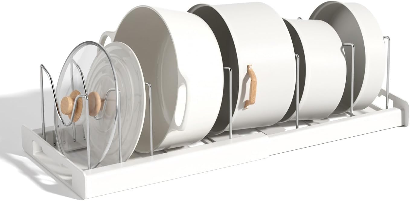 Organizador de panelas: análise de espaço e praticidade no armário após uso.