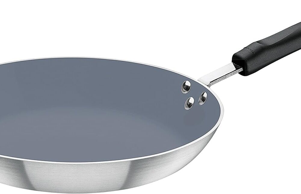 Análise prática da frigideira profissional com revestimento cerâmico: desempenho e durabilidade no uso diário.